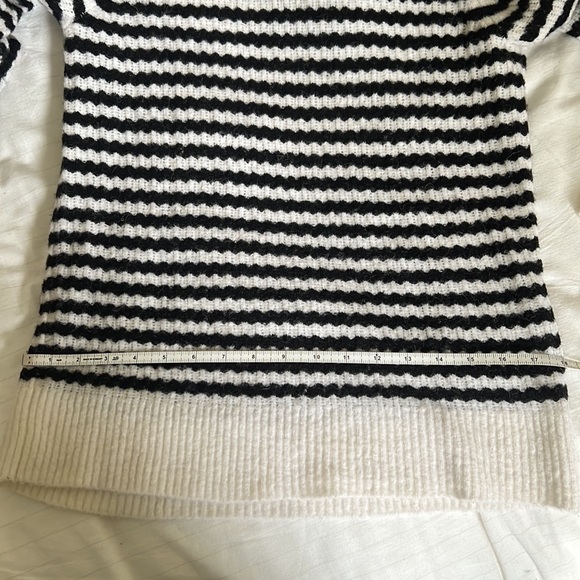 Cozy Banana Republic Sweater - Picture 6 of 6